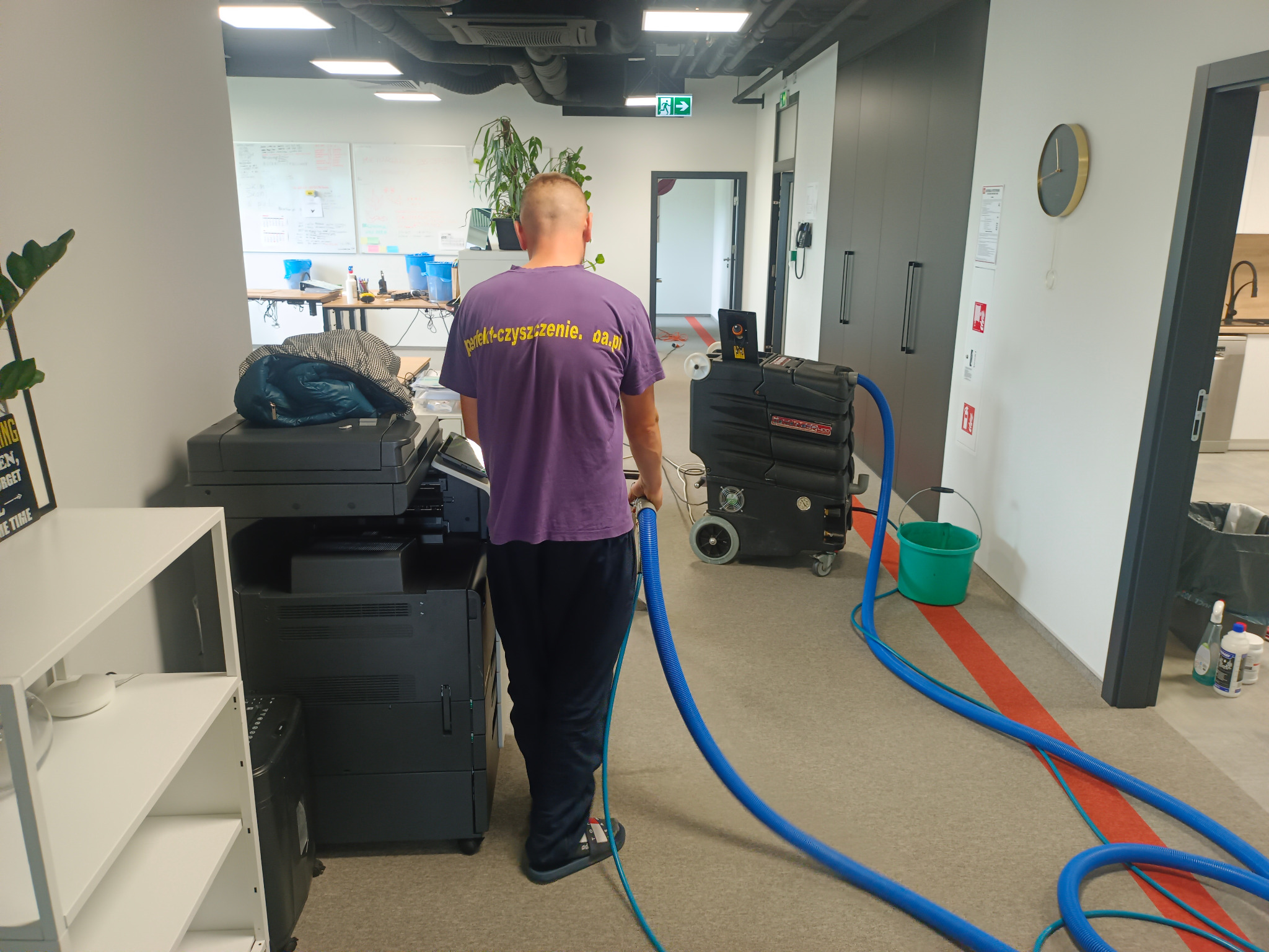 Pranie wykładzin biurowych w Warszawie .Czyszczenie krzeseł biurowych i konferencyjnych