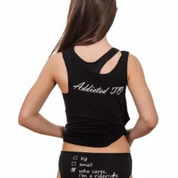 Tył sylwetki kobiety w czarnym topie z napisem 'Addicted To' i czarnych majtkach z napisem 'who cares, I'm a rider!' oraz checkboxami obok słów 'big' i 'small', z zaznaczoną opcją 'small'.