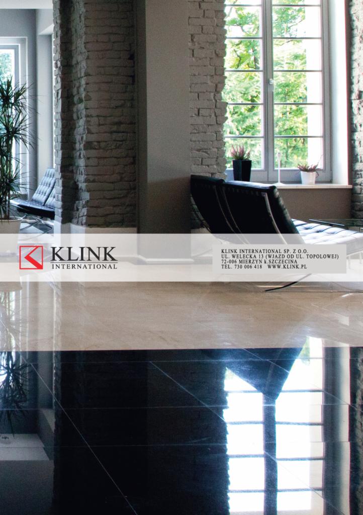 Wnętrze z błyszczącą podłogą z kamiennych płyt w odcieniach beżu i czerni, z widocznym logo firmy Klink International i fragmentami ceglanych ścian oraz okien.