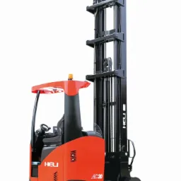Nowy, pomarańczowo-czarny wózek widłowy wysokiego składowania marki HELI, model AC20, sfotografowany na białym tle w studiu.