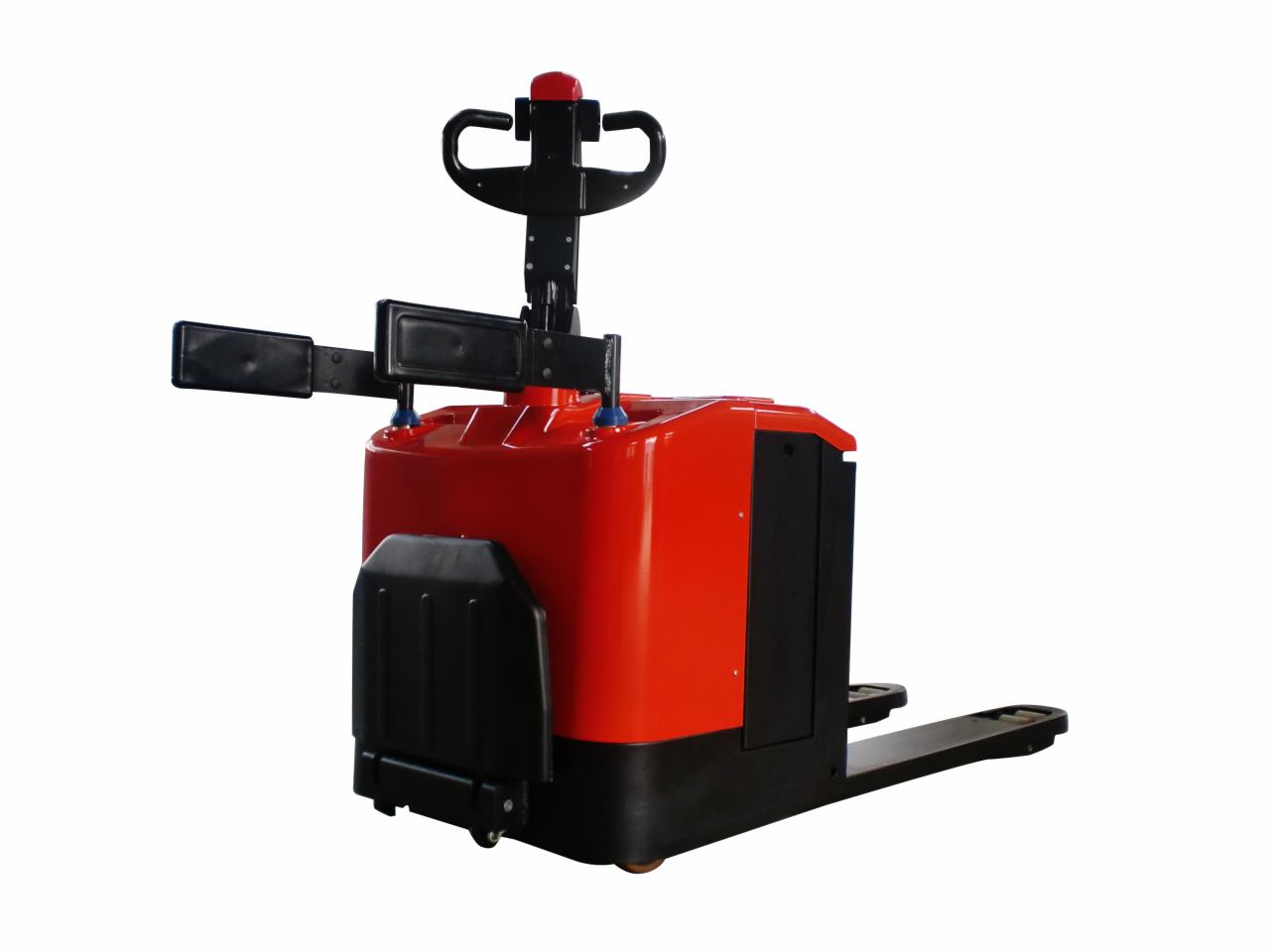 Nowy, czerwono-czarny wózek paletowy elektryczny z widoczną rączką sterującą i osłonami kół, na białym tle.