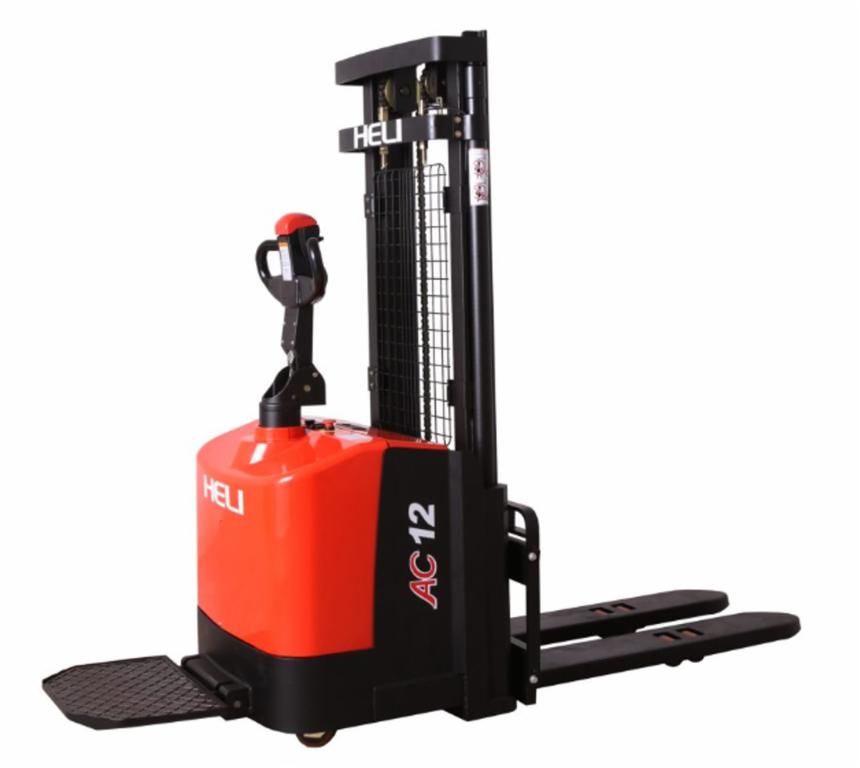 Nowy, elektryczny wózek paletowy HELI AC 12, z czerwoną obudową i czarnymi elementami, na białym tle.