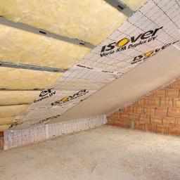 abc zabudowa poddasza - Poddasze w trakcie izolacji: wełna mineralna między krokwiami, folia paroizolacyjna Isover Vario KM Duplex UV z nadrukiem, częściowo zamontowana płyta gipsowo-kartonowa na skośnej ścianie.