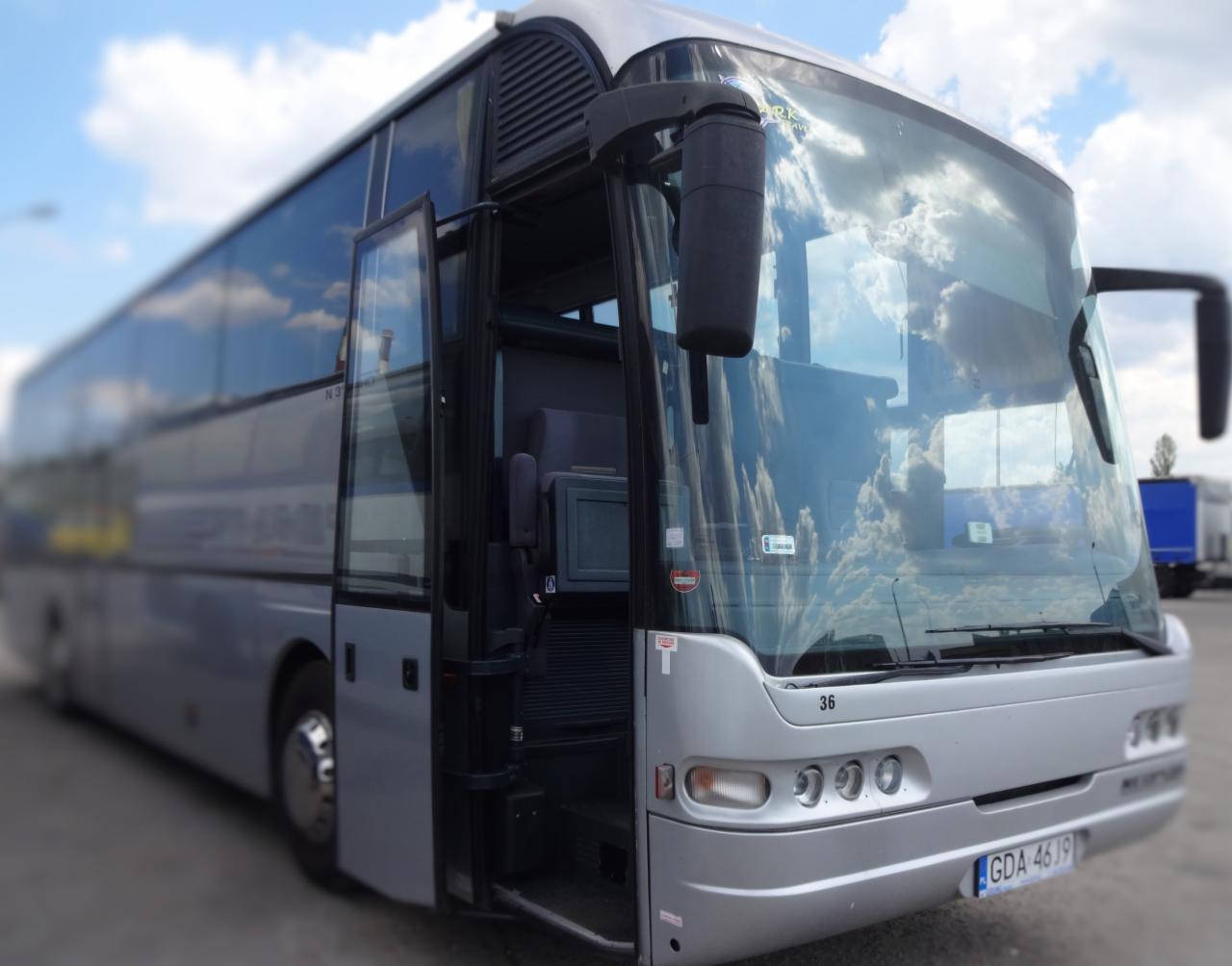 Srebrny autokar z otwartymi drzwiami wejściowymi, odbicie chmur na przedniej szybie, widoczny numer rejestracyjny GDA 4619.