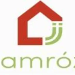 Logo firmy Jamróz przedstawiające czerwony symbol domu z zielonymi elementami, umieszczone nad zielonym napisem 'jamróz'.