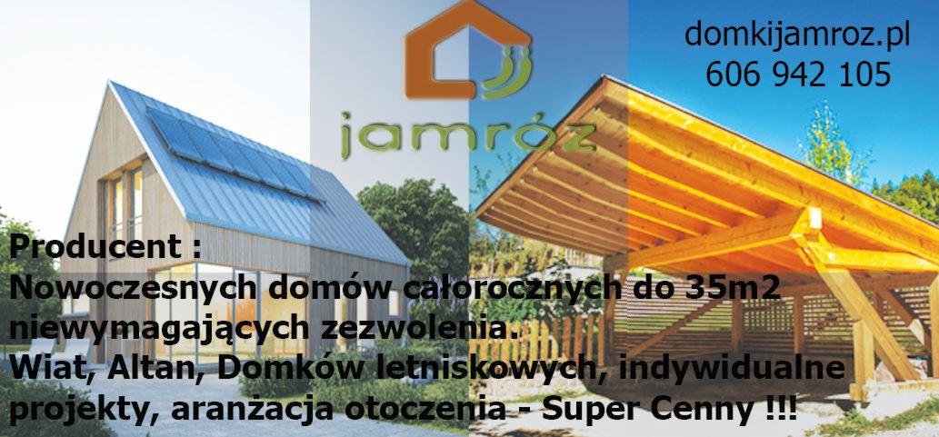 Kompozycja reklamowa z Barwałdu Górnego prezentująca nowoczesny dom o konstrukcji szkieletowej z panelami słonecznymi na dachu oraz zadaszenie drewniane z belek.