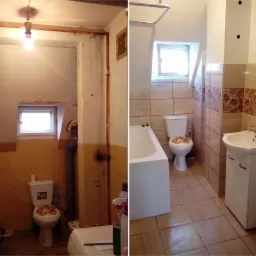 Porównanie stanu łazienki przed i po remoncie: po lewej stronie widoczna stara, zaniedbana łazienka z żółtymi ścianami, po prawej stronie wyremontowana łazienka z jasnymi płytkami, nową armaturą...