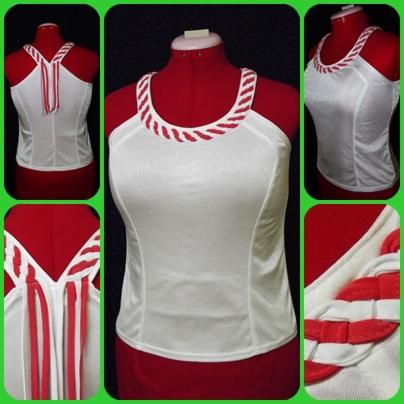 Biały top sportowy z czerwono-białym sznurkiem przy dekolcie, prezentowany na czerwonym manekinie krawieckim z różnymi ujęciami detali.