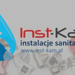 Logo firmy Inst-Kam instalacje sanitarne, obok rury PCV, złączki i narzędzie do cięcia rur.