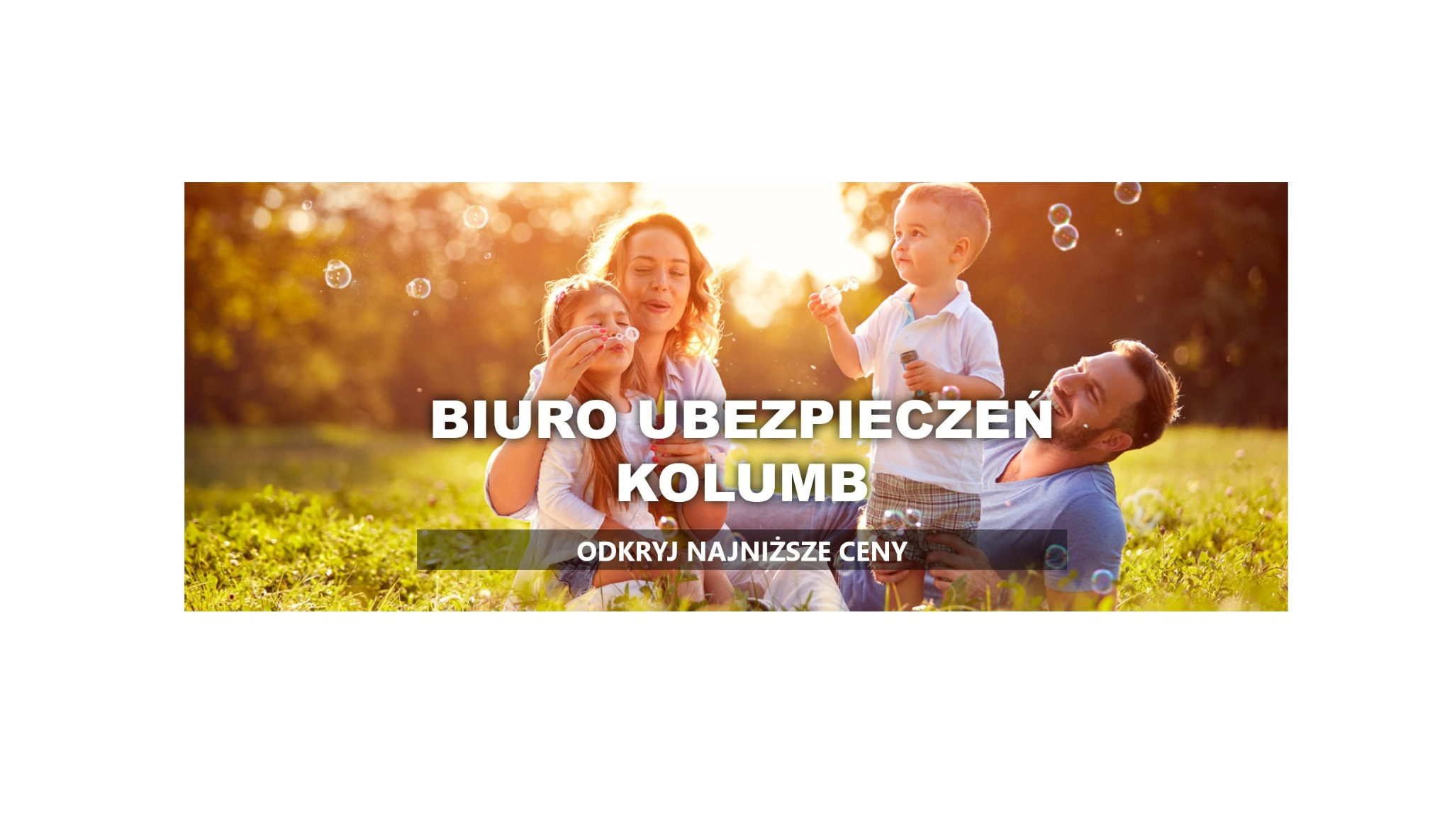 Rodzina dmucha bańki mydlane na tle słonecznego krajobrazu, promocyjna grafika biura ubezpieczeń Kolumb z hasłem 'Odkryj najniższe ceny'.