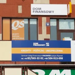 Fasada budynku z szyldami 'DOM FINANSOWY' oraz 'Centrum Usług Finansowych FINCENTER Justyna Toporek' oferującymi kredyty, pożyczki i ubezpieczenia. Numer budynku 10.