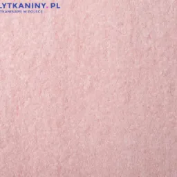 Delikatna, puszysta tkanina w odcieniu pudrowego r&oacute;żu, z widoczną fakturą wł&oacute;kien, prezentowana na jednolitym tle z subtelnym logo sklepu internetowego w g&oacute;rnym rogu.