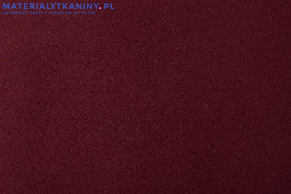 Ciemnoczerwona tkanina filcowa o jednolitej strukturze, zbliżenie na materiał z widoczną fakturą włókien.