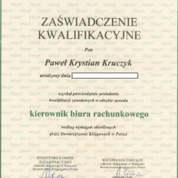 Skan zaświadczenia kwalifikacyjnego dla Pawła Krystiana Kruczyka, kierownika biura rachunkowego, wydanego przez Stowarzyszenie Księgowych w Polsce, Oddział Okręgowy w Warszawie, datowane na 20...
