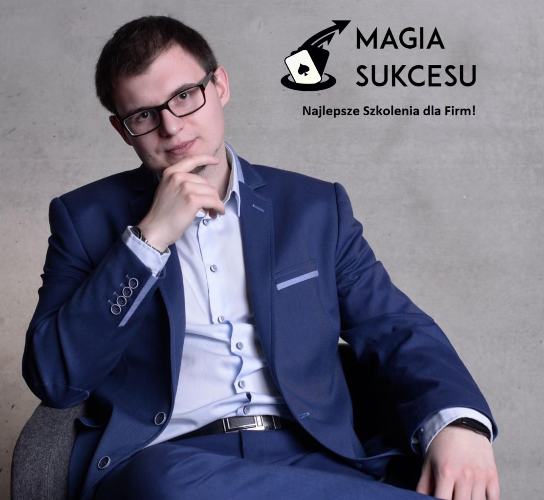 Mężczyzna w niebieskim garniturze siedzi na krześle, z ręką podpartą pod brodą, obok logo 'Magia Sukcesu - Najlepsze Szkolenia dla Firm!'