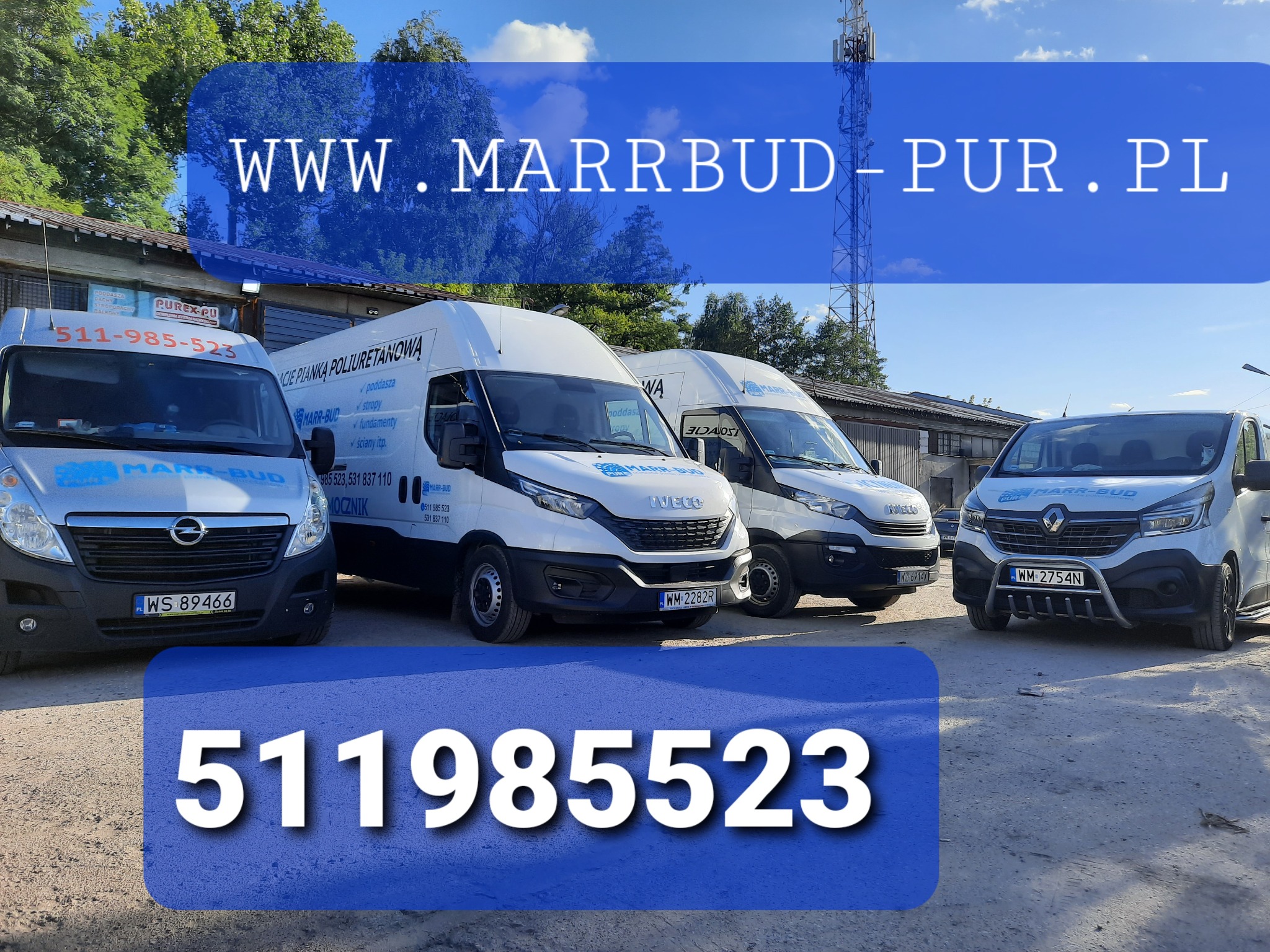 Flota czterech samochodów dostawczych z logo firmy wykonującej ocieplenia, zaparkowana na placu; widoczna wieża telekomunikacyjna w tle.