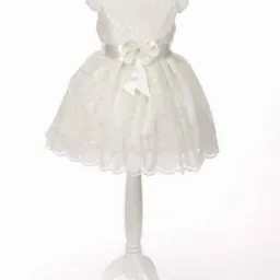 Elegancka, biała sukienka dziecięca z koronkową górą, satynową szarfą i kokardą, prezentowana na białym manekinie na białym tle.