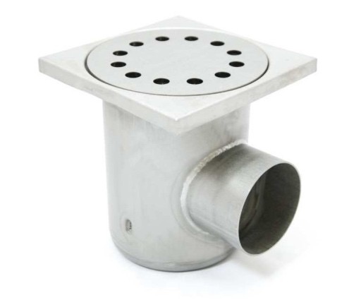 Metalowy odpływ podłogowy ze stali nierdzewnej, z kwadratową pokrywą z okrągłym, perforowanym elementem, na białym tle.