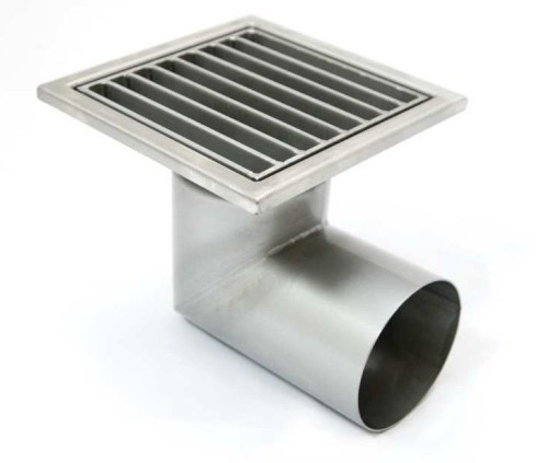 Metalowa kratka ściekowa kwadratowa z rurą odpływową w kształcie litery L, wykonana ze stali nierdzewnej, widoczna na białym tle.