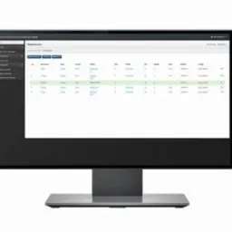 Monitor wyświetlający program do obliczania odpłatności w przedszkolach, z widoczną tabelą danych i interfejsem użytkownika.
