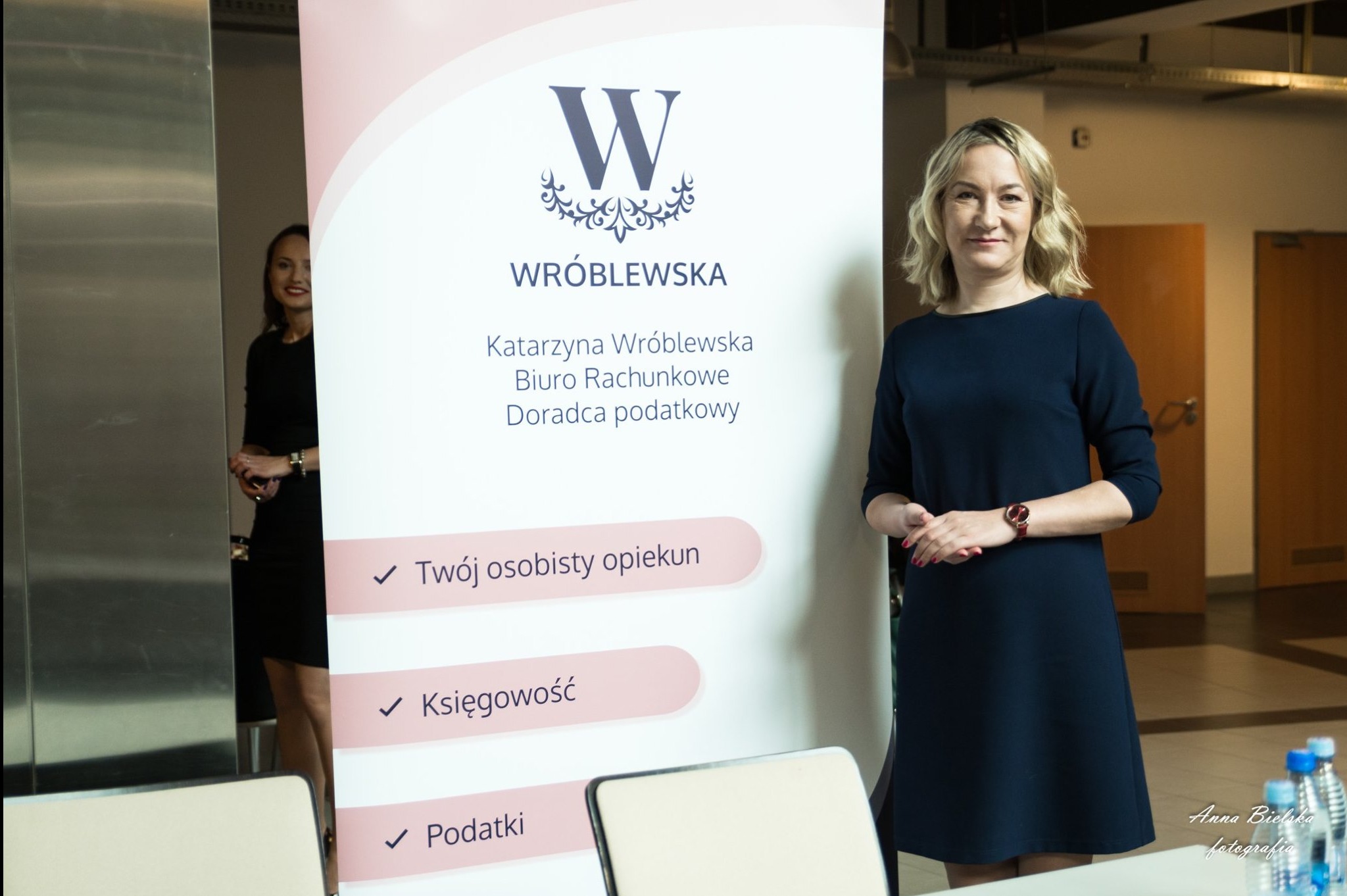 W naszym biurze jesteś pod skrzydłami osobistego opiekuna, który od pierwszego dnia prowadzi Cię za rękę.