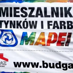 Baner reklamowy z napisem 'Mieszalnik tynków i farb', logo firmy Bud-Gaz z ikoną domu i adresem strony internetowej budgaz.pl oraz logo MAPEI z kolorowymi literami.