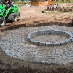 Szmaragdowe Ogrody - usługi ogrodnicze - Ułożenie miejsca na palenisko z kostki i palisady granitowej.