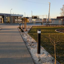 Montaż lamp ogrodowych na terenie skweru w Rogowie. 