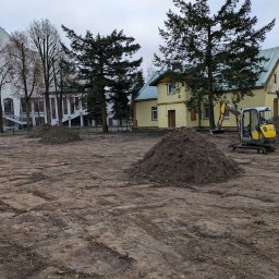 Niwelacja terenu pod rozłożenie siatki na kreta przy pomocy mini koparki. 