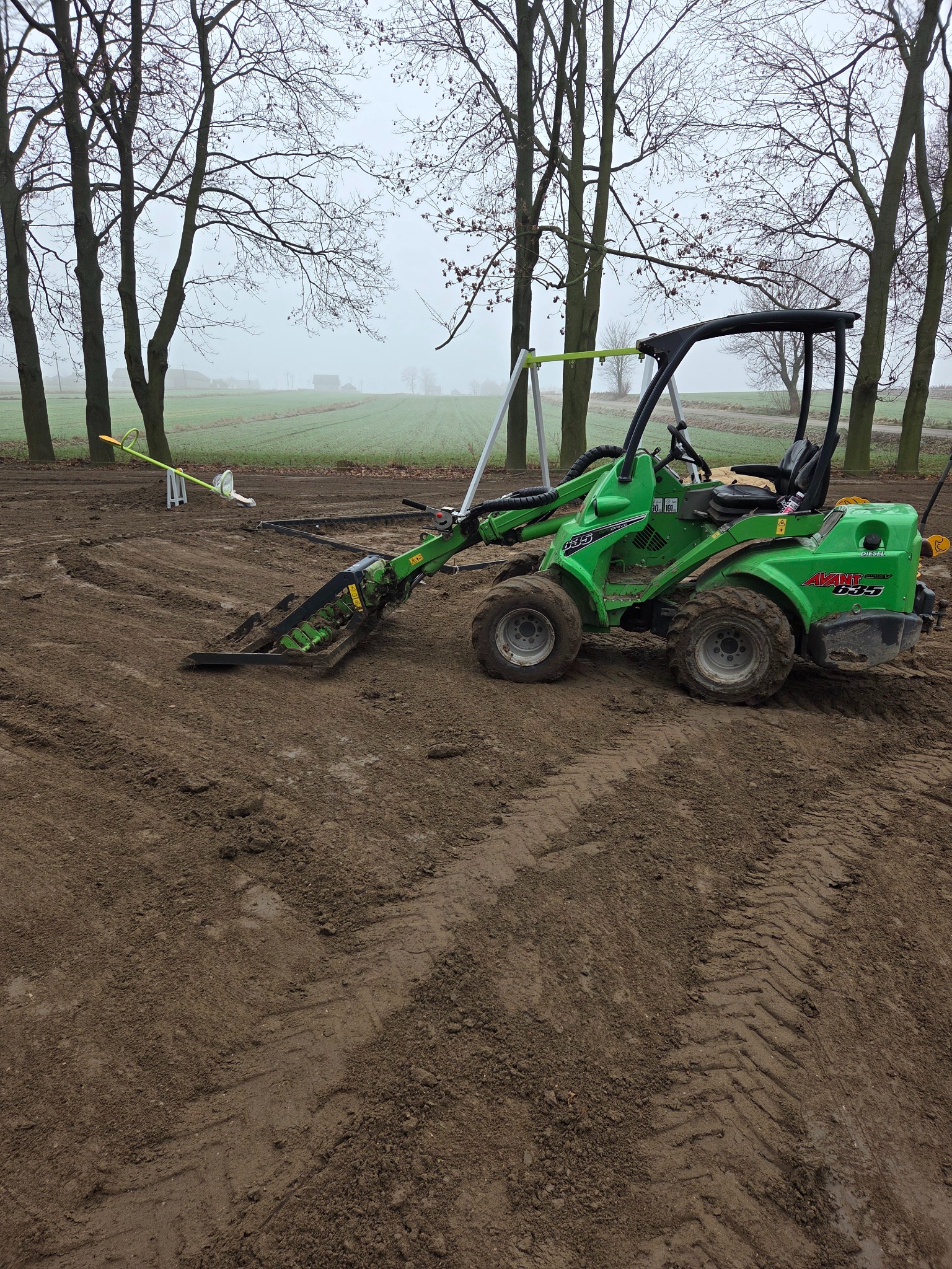 Niwelacja terenu przy użyciu Avant 635 wyposażoną w kratę niwelacyjną.