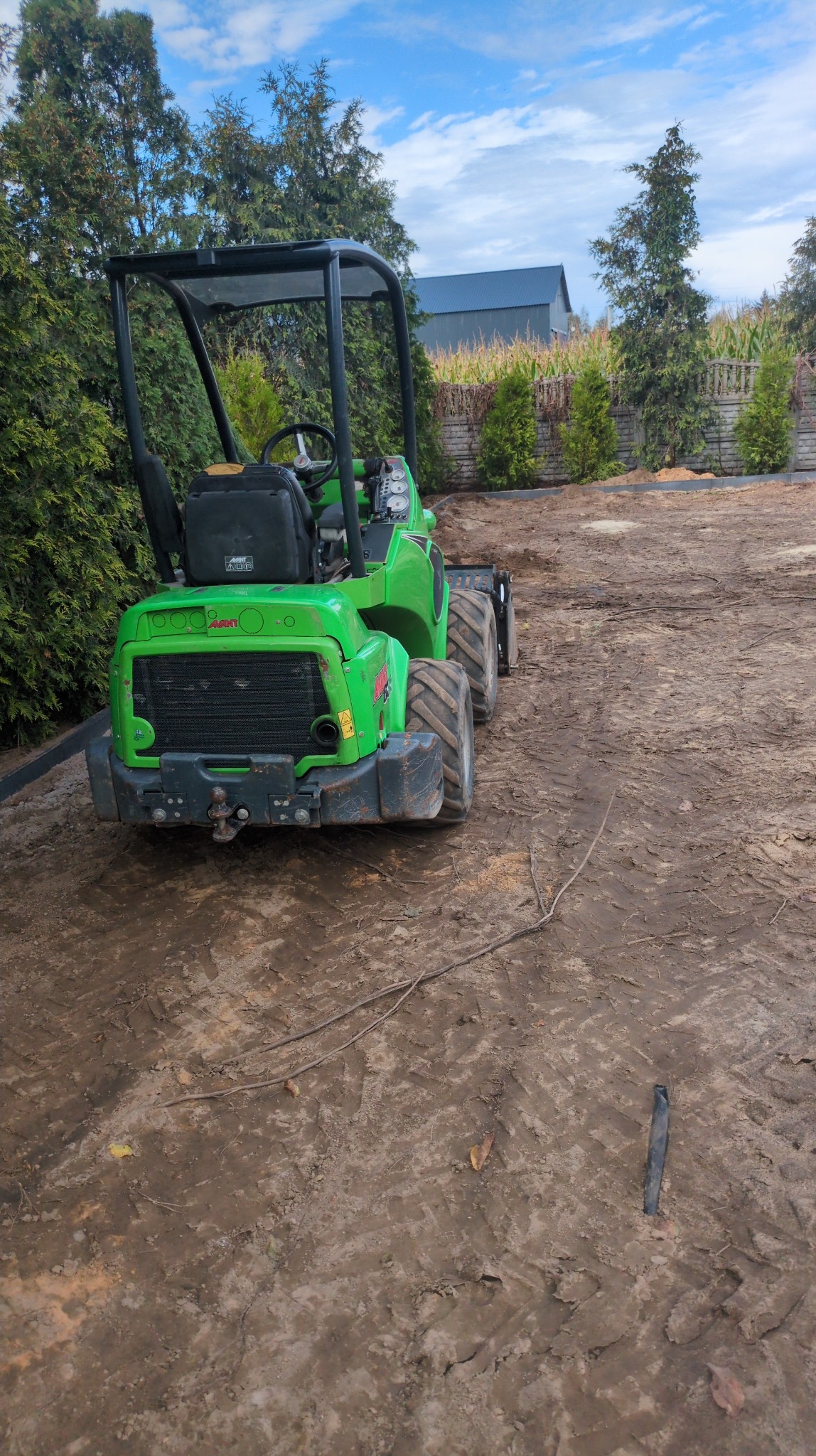 Zbieranie darni przy pomocy ładowarki Avant 635.