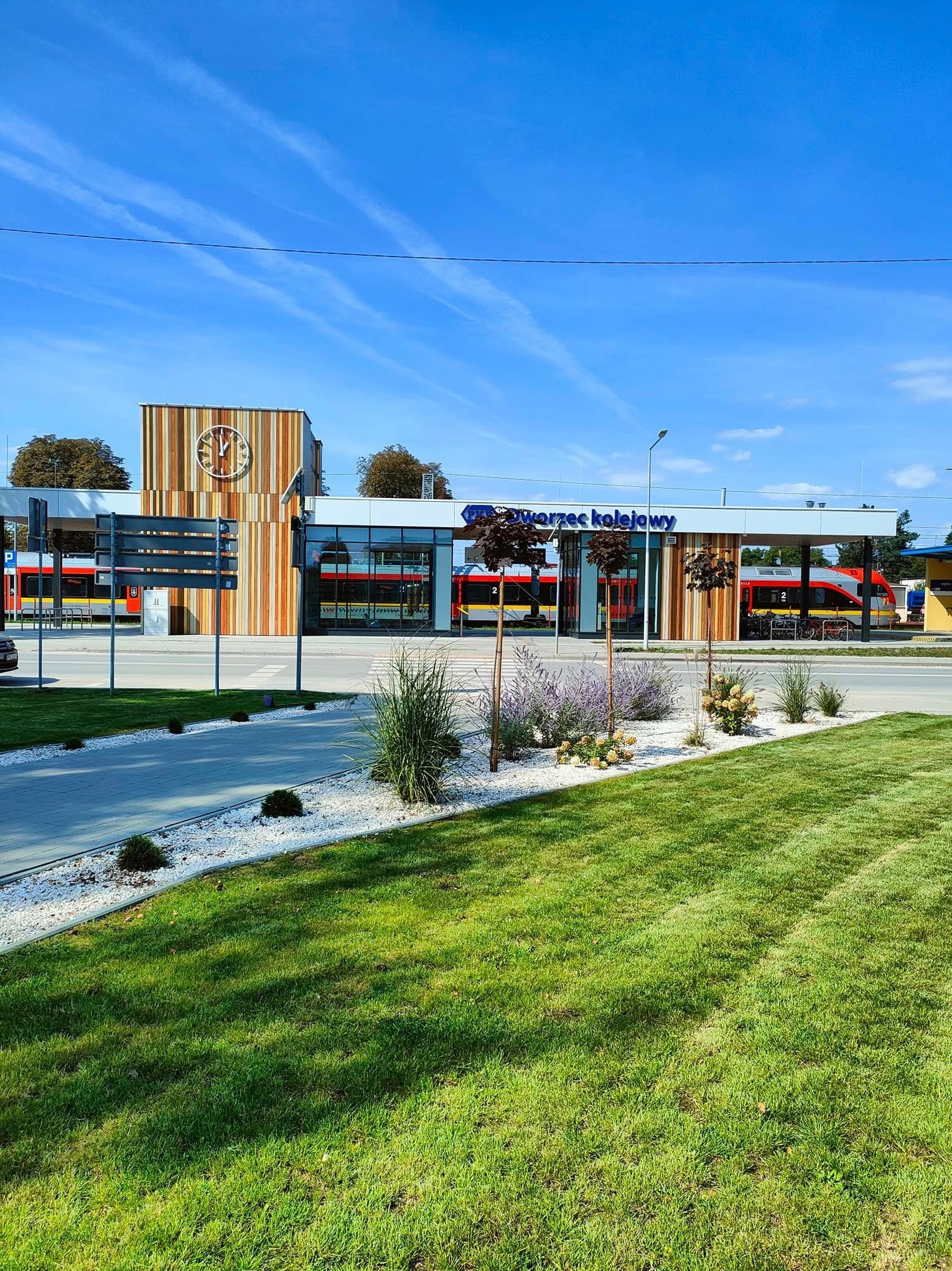 Projekt oraz realizacja skweru przy dworcu PKP w Rogowie.