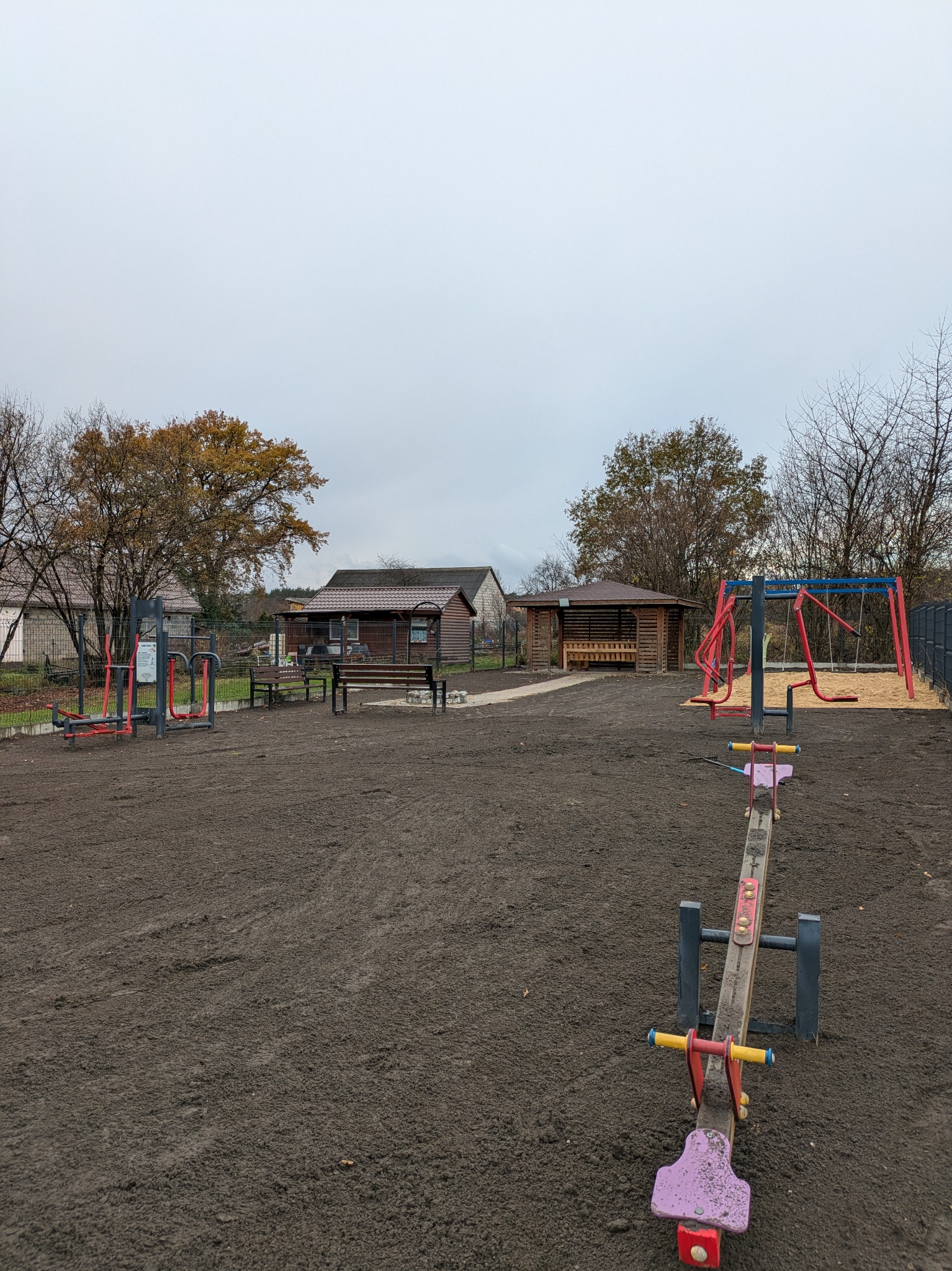 Wykonanie placu zabaw wraz z założeniem trawnika z rozłożoną wcześniej siatką na kreta.