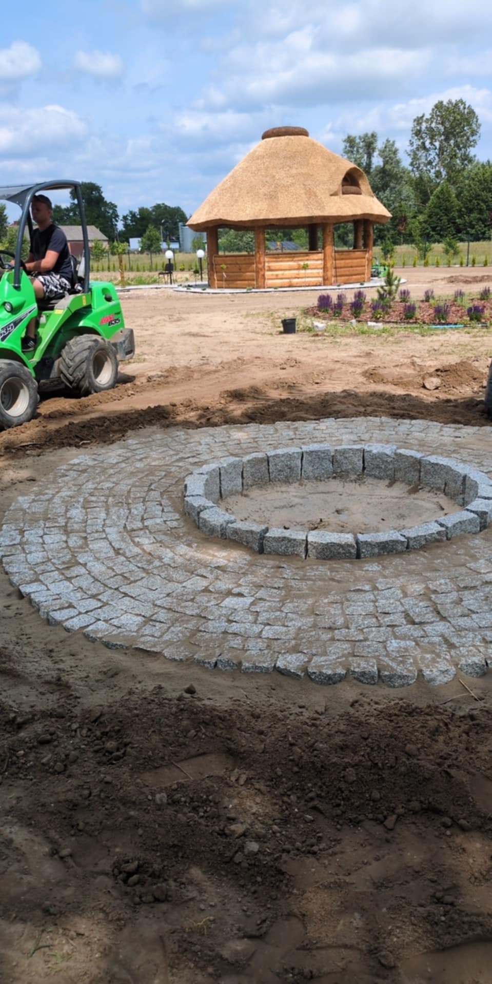 Ułożenie miejsca na palenisko z kostki i palisady granitowej.