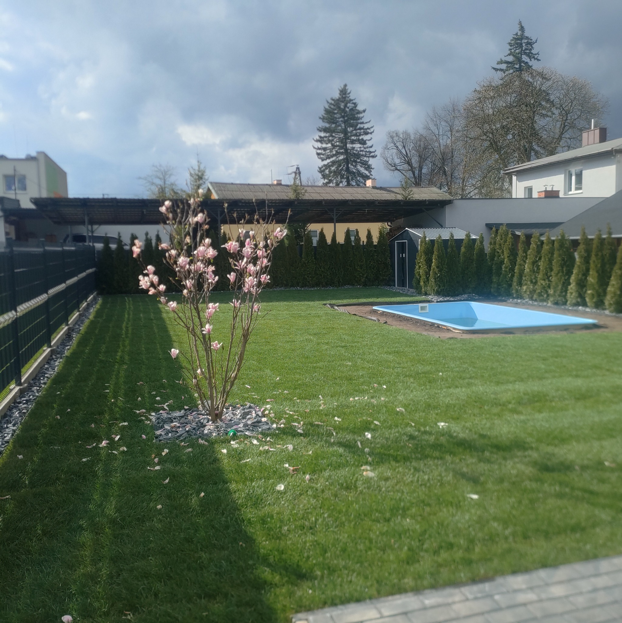 Instalacja basenu zewnętrznego, kąpielowego w ogrodzie.