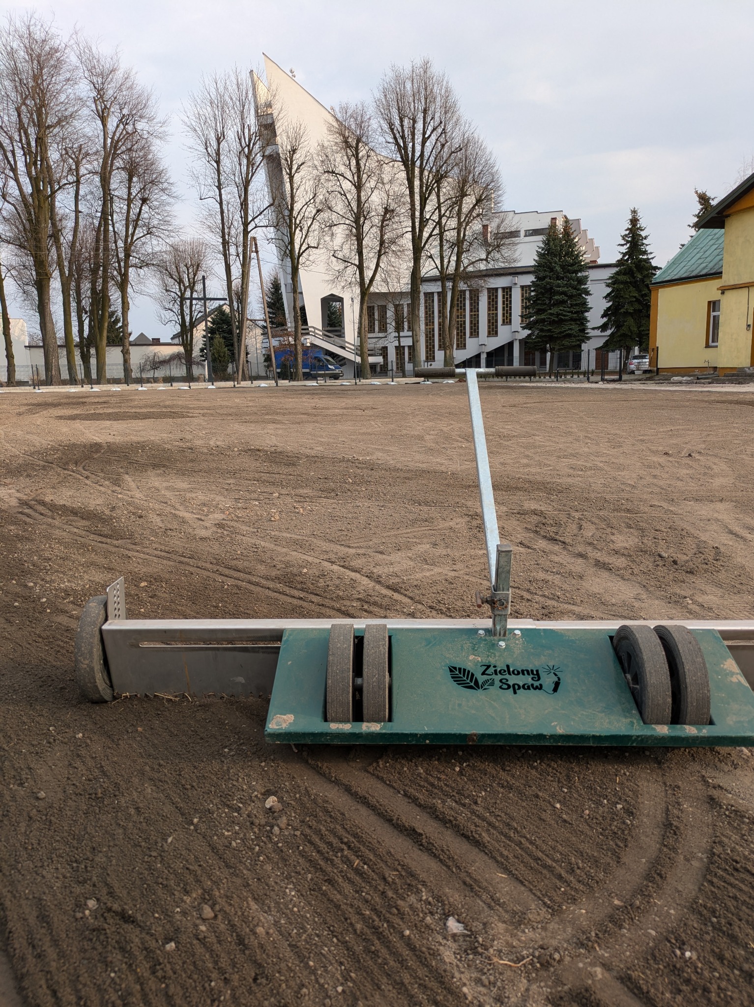 Równanie terenu pod zasiew trawy przy pomocy niwelatora marki Zielony Spaw.
