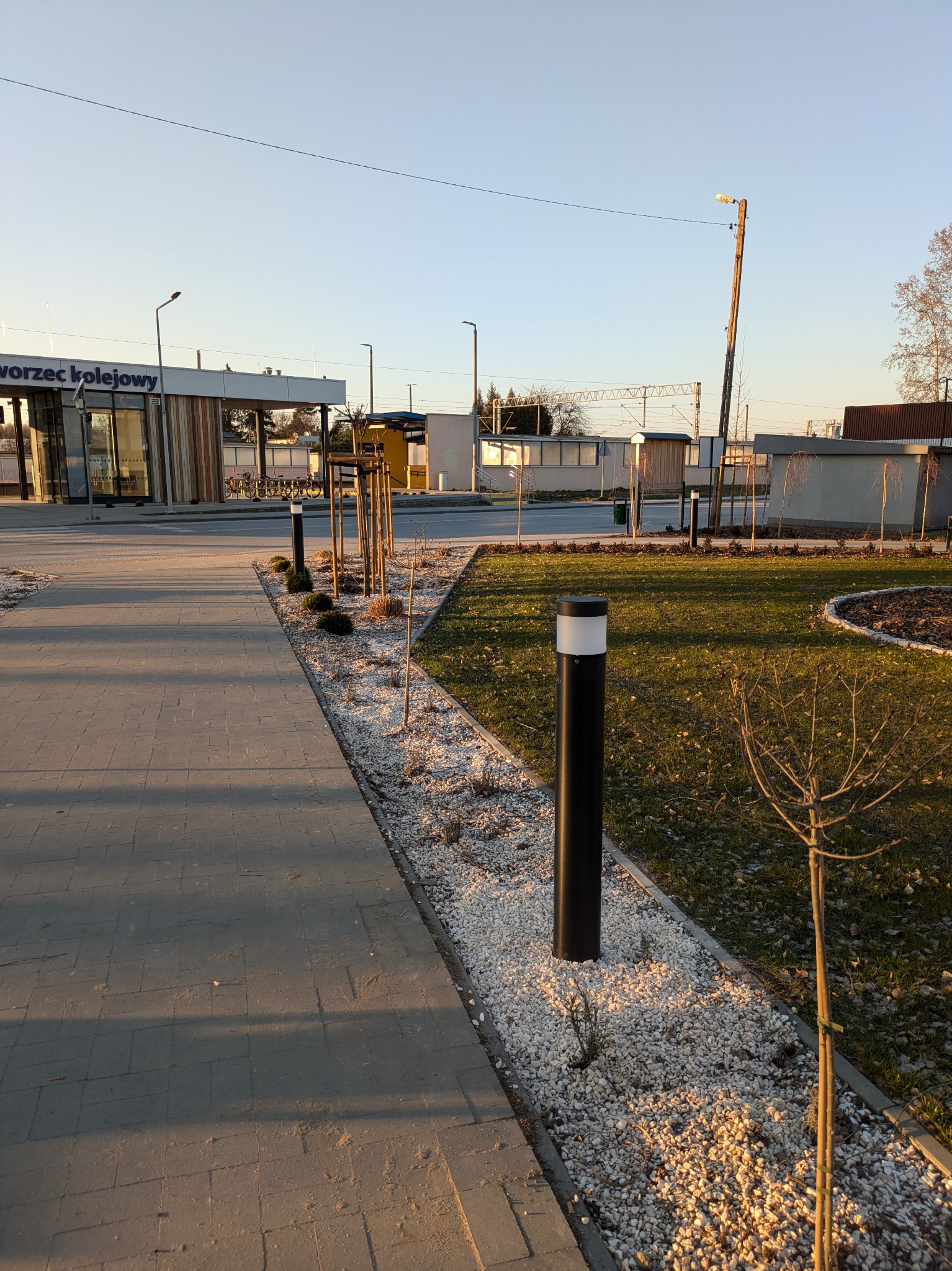 Montaż lamp ogrodowych na terenie skweru w Rogowie.