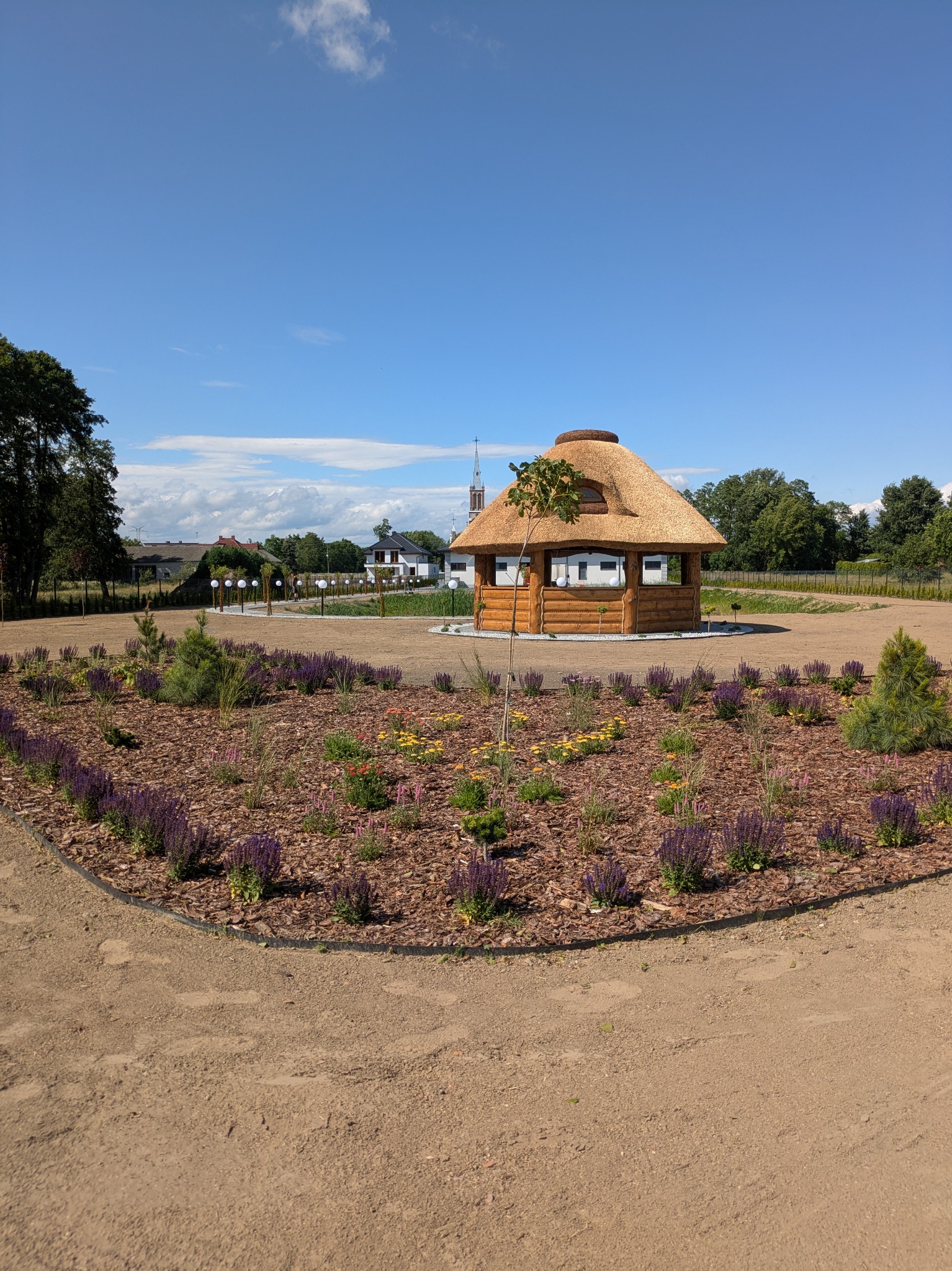 Rabata bylinowa na terenie zakładanego ogrodu.