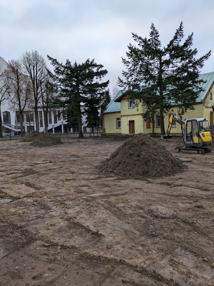 Niwelacja terenu pod rozłożenie siatki na kreta przy pomocy mini koparki.