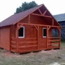 Nowoczesna, drewniana altana z poddaszem w Dębowcu, z widoczną konstrukcją szkieletową i brązowym dachem, na tle zabudowań gospodarczych.