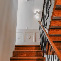 Schody Camform. Klasyczne dębowe schody z elegancką stalową balustradą – połączenie stylu i trwałości.