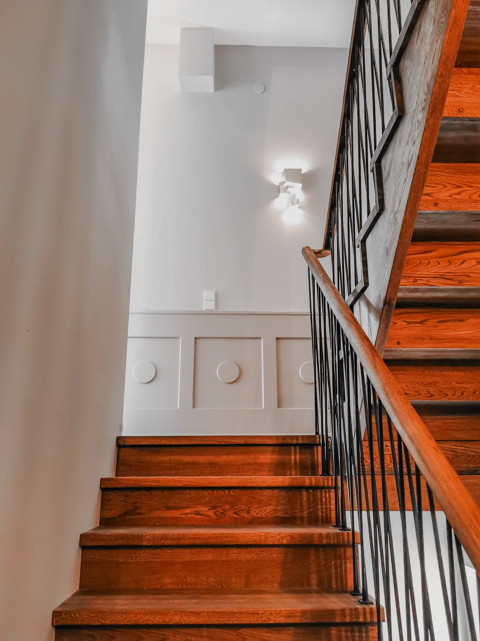 Schody Camform. Klasyczne dębowe schody z elegancką stalową balustradą – połączenie stylu i trwałości.