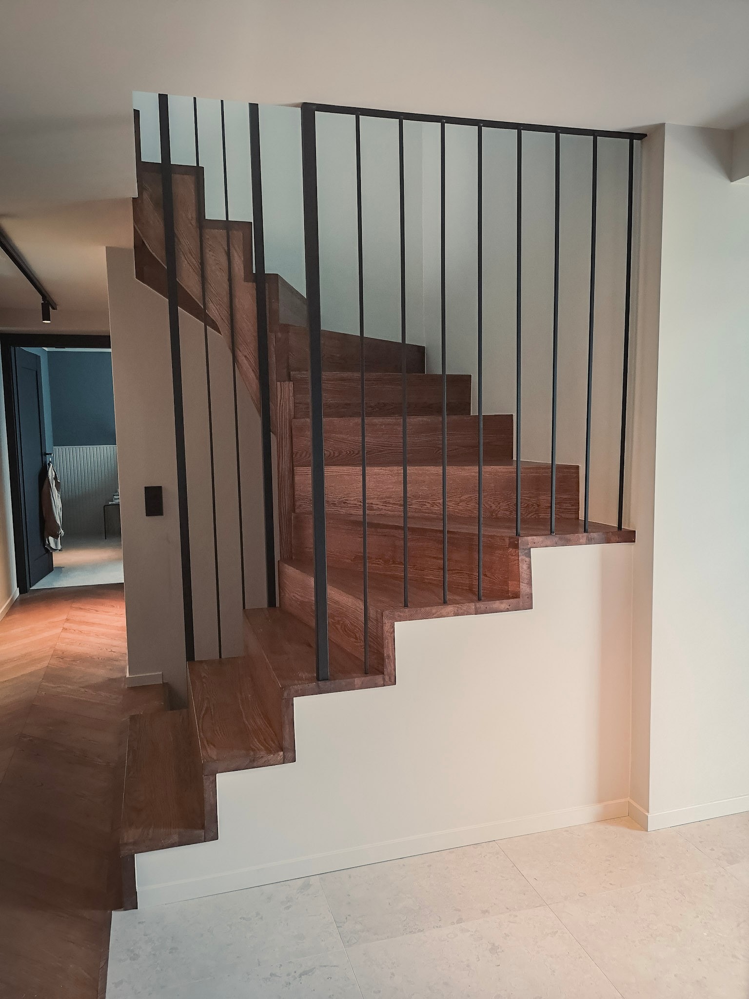 Schody Camform . Schody z podstopniami bez noska – solidne, nowoczesne, a jednocześnie klasyczne.