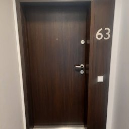 Drzwi antywłamaniowe Stalprodukt Zamość w klasie RC4 z maskownicami i ozdobnymi panelami bocznymi- 102 mieszkania w Łodzi.