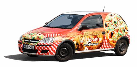 Czerwony Opel Corsa oklejony grafiką pizzy i logo pizzerii Capital Pizza, z numerem telefonu i adresem strony internetowej, zaparkowany na białym tle.