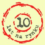 Okrągła pieczęć z napisem '10 lat na rynku' w kolorze czerwonym i szarym na beżowym tle.