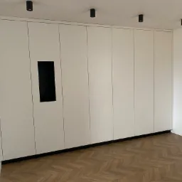 szafa biały mat otwierana na system tip-on z wnęką w kolorze czarnym