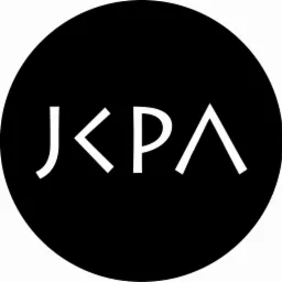 Logo firmy JKPA w czarnym okręgu, białe litery o nietypowej stylistyce.