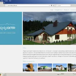 Zrzut ekranu strony internetowej pracowni architektonicznej z wizualizacją projektu domu jednorodzinnego z ciemnoszarą dachówką i elementami drewnianej elewacji.