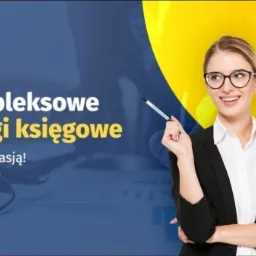 Uśmiechnięta kobieta w okularach i czarnym żakiecie, trzymająca długopis na tle grafiki z napisem 'Kompleksowe usługi księgowe. Ludzie z pasją!' i elementami wykresów.
